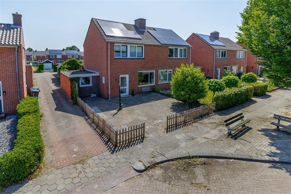 Te koop: Sfeervolle 2-onder-1 kapwoning, met maar liefst 4 slaapkamers en met een garage en carport !